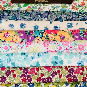Confezione di tessuti Liberty Tana Lawn ‘Big Flower Power’. 8 pezzi di insoliti prati di qualità da 6”x9”.