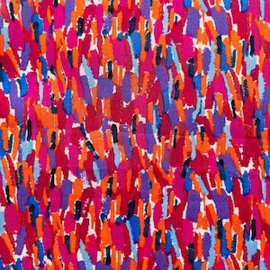 Può includere: Tessuto a motivo astratto con sfondo bianco e pennellate colorate in tonalità arancio, rosa, viola, blu e nero.