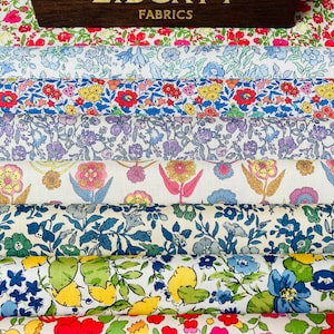 Una splendida confezione di tessuto "Summer Garden". Queste confezioni contengono 8 pezzi di cotone Liberty Tana Lawn, tagliati in una generosa misura di 6"x9".