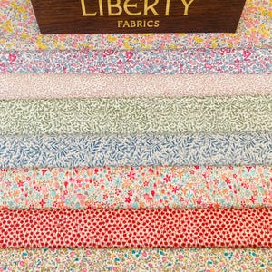 Una bellissima borsa in tessuto "Petite Ditsy". 8 pezzi Liberty Tana Lawn da 6" x 9". Petite Crafting