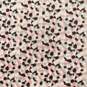 Könnte beinhalten: Ein nahtloses Muster mit einem Leopardenmuster in den Farben Schwarz, Rosa und Hellblau.