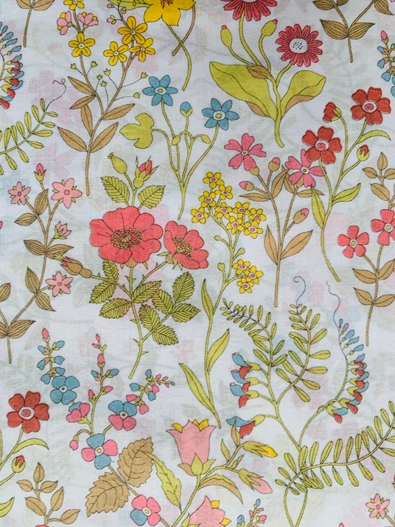 A pretty discontinued colour way of Liberty Organic Tana Lawn, ‘Lola Weisselburg’ 13 x 9”.