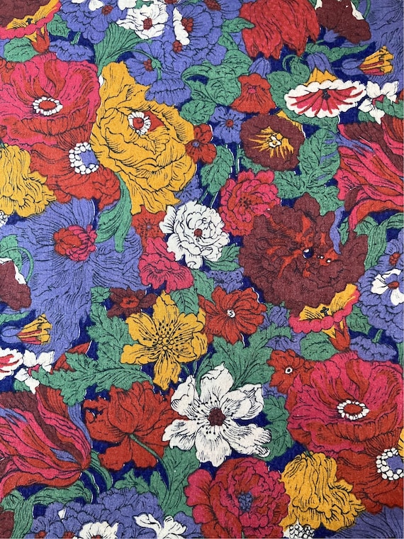 A lovely rare vintage red and purple colourway in this ‘Flavia’ Liberty Tana Lawn cut to a generous 17 x 10”