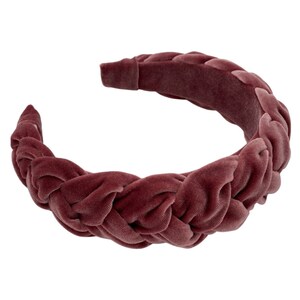 Peut inclure: Un serre-t&ecirc;te en velours rose fonc&eacute; avec un design tress&eacute;.