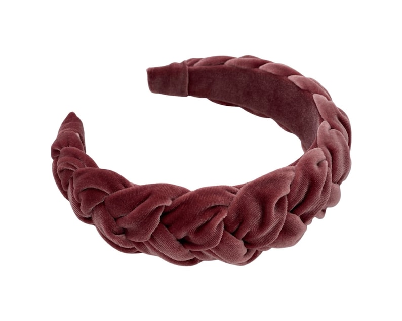 Peut inclure: Un serre-t&ecirc;te en velours rose fonc&eacute; avec un design tress&eacute;.