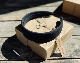 May include: A black headband on a brown box with a tag that says "El otro Ruffles".