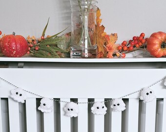 Ghost garland, bunting, 10 crochet ghosts, halloween decor, white ghosts