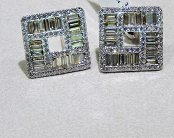 50% Special Liquidation Clearance!!! Accepting Best Offers!! NWT 24,000 Rare 18KT Gold Gorgeous Fancy Baguette Cut Trillion Diamond Earrings