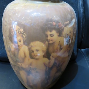 ¡Liquidación de liquidación! Rara vez importantes querubines antiguos europeos niños sosteniendo guirnalda superposición floral florero de porcelana