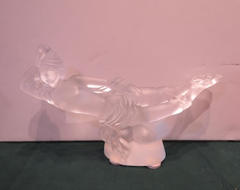 ¡Liquidación! ¡Aceptamos la mejor oferta! Exquisita escultura de dama reclinada de vidrio esmerilado, estilo Art Déco, de colección exclusiva.