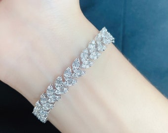 50% Off Special Liquidation Clearance!! Accepting Best Offers! NWT 18,889 18KT Gold Rare Gorgeous Diamond Floral Leaf Bracelet