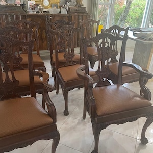 Conjunto raro de 8 cadeiras de jantar de couro estofadas em madeira de mogno estilo George III da Grand Estate