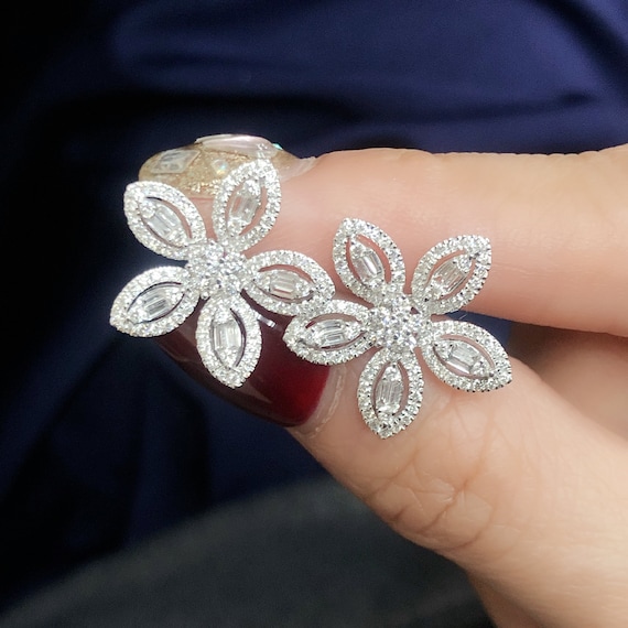 40% Off Special Sample Liquidation Clearance!!! NWT 6,299 Rare 18KT Gold Fancy Diamond Flower Floral Earrings