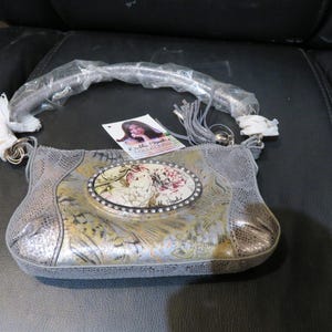 ¡Liquidación del 50%! ¡Aceptamos las mejores ofertas! Bolso Debbie Brooks plateado con estampado de piel de serpiente, nuevo, 398 unidades.