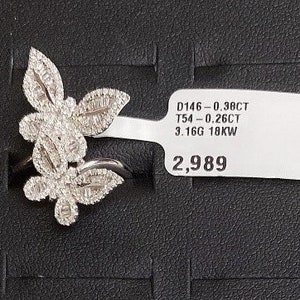30 % RABATT på sista köpet, provförsäljning! Vi tar emot de bästa erbjudandena! NWT 2 989 i 18KT guld, sällsynt och vacker dubbel diamantring med fjäril.