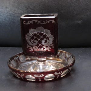 ¡50 % de descuento en liquidación! Candelabro de cristal rojo arándano estilo bohemio tallado a mano y grabado en relieve del siglo XIX, raro, de 750 piezas, cenicero y porta anillos
