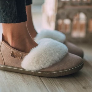 CORMO Beige White Women&#39;s Fur Slippers, Sheepskin Boots, Warm House Shoes, 100% Leather
