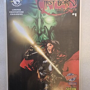 Puede incluir: Portada de cómic de "First Born Aftermath #1". La portada presenta a una guerrera sosteniendo una lanza brillante, con un monstruo verde en el fondo. El cómic es una edición exclusiva de convención limitada.