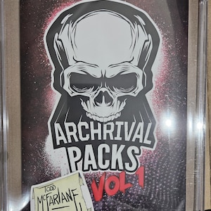 以下が含まれることがあります： 暗い斑点のある背景に、大きな白い頭蓋骨のグラフィックが特徴の、密封されたArchival Packs Vol 1のコレクターアイテム。「ARCHIVAL PACKS VOL 1」のテキストが大きく表示されています。Todd McFarlaneのステッカーも表示されています。