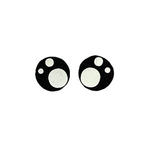 Puede incluir: Dos ojos saltones negros y blancos con pupilas blancas. Los ojos son redondos y tienen un contorno negro.