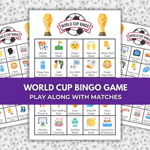 Op de afbeelding: World Cup Bingo-spel met afbeeldingen van voetballen en trofeeën. Het spel bevat bingokaarten met voetbalgerelateerde termen en zinnen zoals "Buitenspel" en "Doelpuntviering". De tekst "World Cup Bingo Game Play Along With Matches" is ook opgenomen.