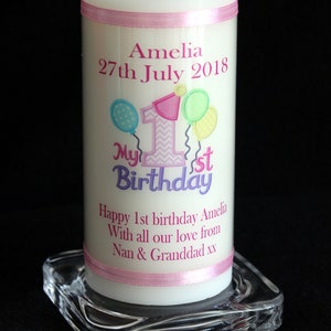 Bougie 1er anniversaire personnalisée pour bébé fille avec un prénom et un message court, design rose