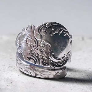 Puede incluir: Un juego de tres tazas de cerámica con un acabado mate moteado. Las tazas son de color crema, gris claro y gris oscuro. Cada taza tiene un diseño simple y minimalista y un asa redondeada.