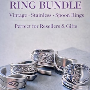 Puede incluir: Un conjunto de anillos de cuchara vintage con diseños florales y decorativos. Los anillos son de acero inoxidable y están dispuestos sobre una superficie gris. El texto de la imagen dice "MYSTERY RING BUNDLE" y "Bundle & Save".