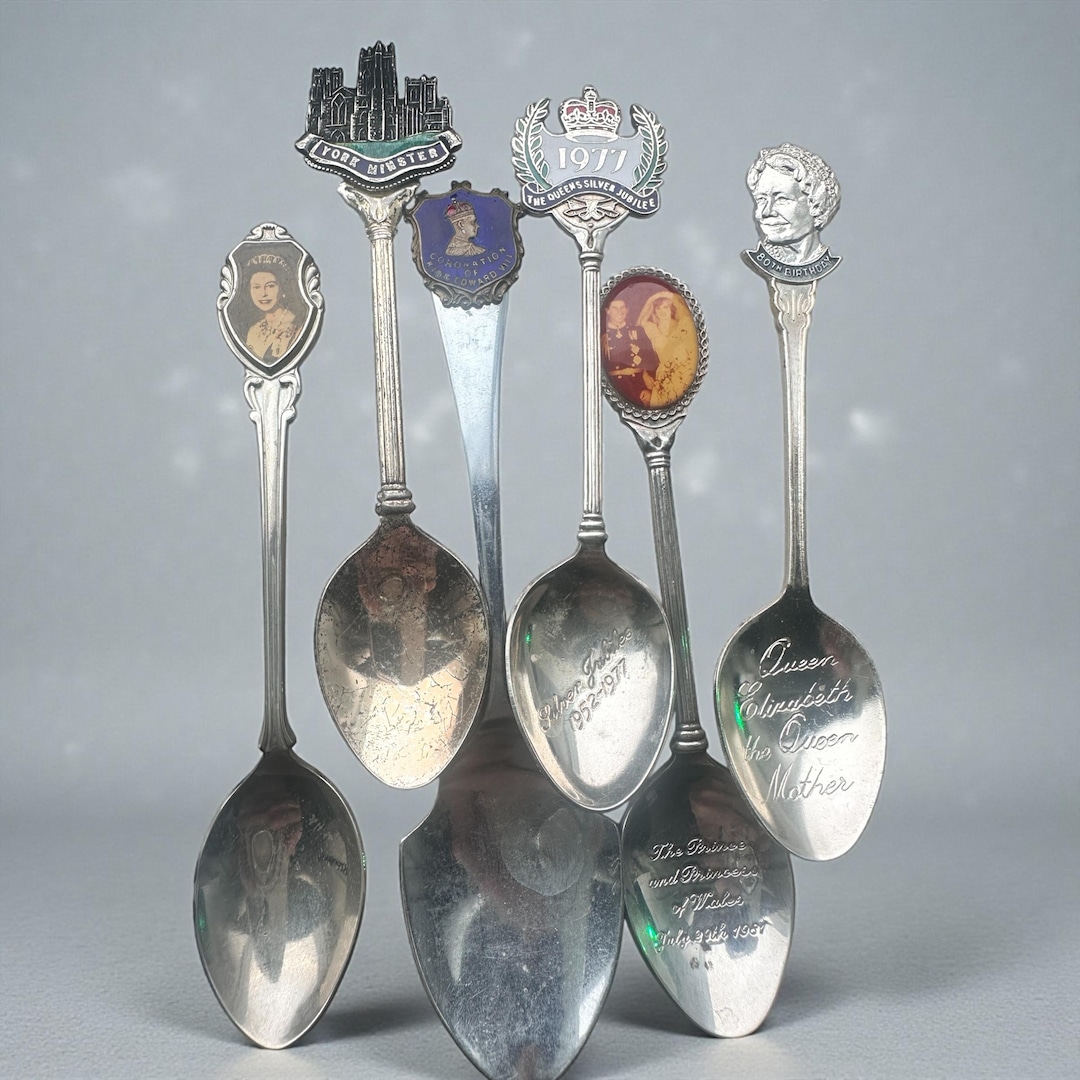 vintage-queen-elizabeth-ii-royal-commemorative-spoon-set-coronation