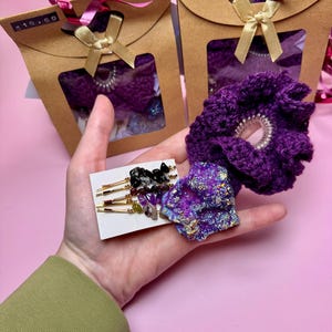 パープルオーラヘアセット – ハンドメイドシュシュ、クリスタルチップヘアクリップ、オーラクリスタル – 魔女風ヘアアクセサリー（少量生産）ギフトセット