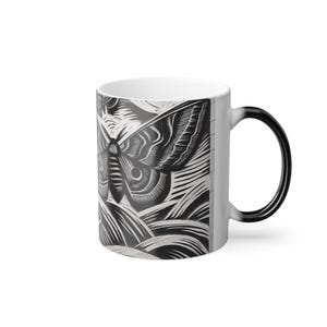 Puede incluir: Taza de café de cerámica en blanco y negro con asa negra. La taza presenta una ilustración detallada de una polilla con las alas extendidas.
