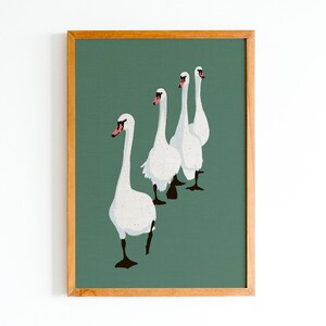 Puede incluir: Una impresi&oacute;n enmarcada de cuatro cisnes blancos caminando en l&iacute;nea sobre un fondo verde.