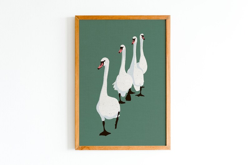 Puede incluir: Una impresi&oacute;n enmarcada de cuatro cisnes blancos caminando en l&iacute;nea sobre un fondo verde.
