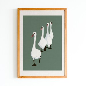 Puede incluir: Una impresi&oacute;n enmarcada de cuatro cisnes blancos caminando en l&iacute;nea sobre un fondo verde.