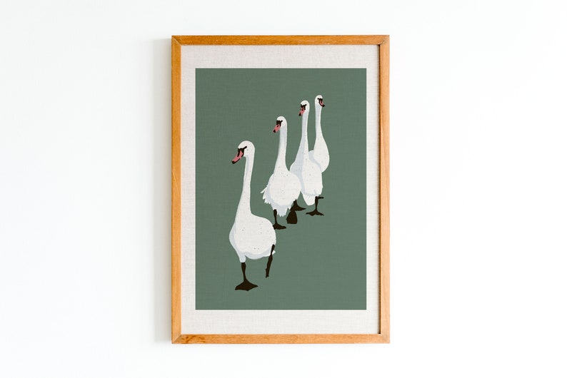 Puede incluir: Una impresi&oacute;n enmarcada de cuatro cisnes blancos caminando en l&iacute;nea sobre un fondo verde.