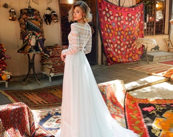 Romantic Bohemian Light Long sleeve Lace A-line Short train Tulle wedding dress