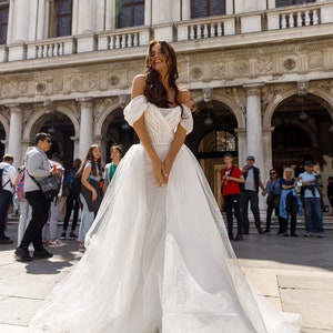 Romántico Ajustado Vaina Sirena Fuera del hombro abierto hacia atrás Cierre de cremallera Plisado Corpiño drapeado Glitter Extraíble sobrefalda tren vestido de novia imagen 6