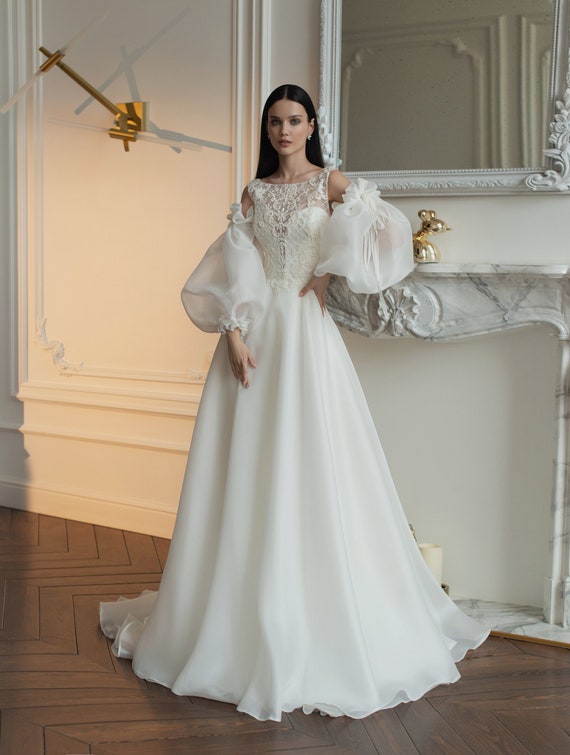 Classic Light Corset Removable Long Puffy Spacious Sleeves Lace Organza  A-line Court Train Wedding Dress 
