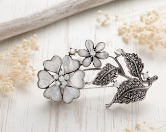 マーカサイトをあしらった、美しいシルバーの花のブローチ。重さ13.85g