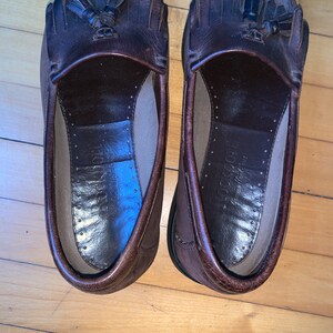 Peut inclure: Une paire de mocassins &agrave; franges en cuir marron. Les mocassins ont une semelle en cuir et un ajustement confortable.