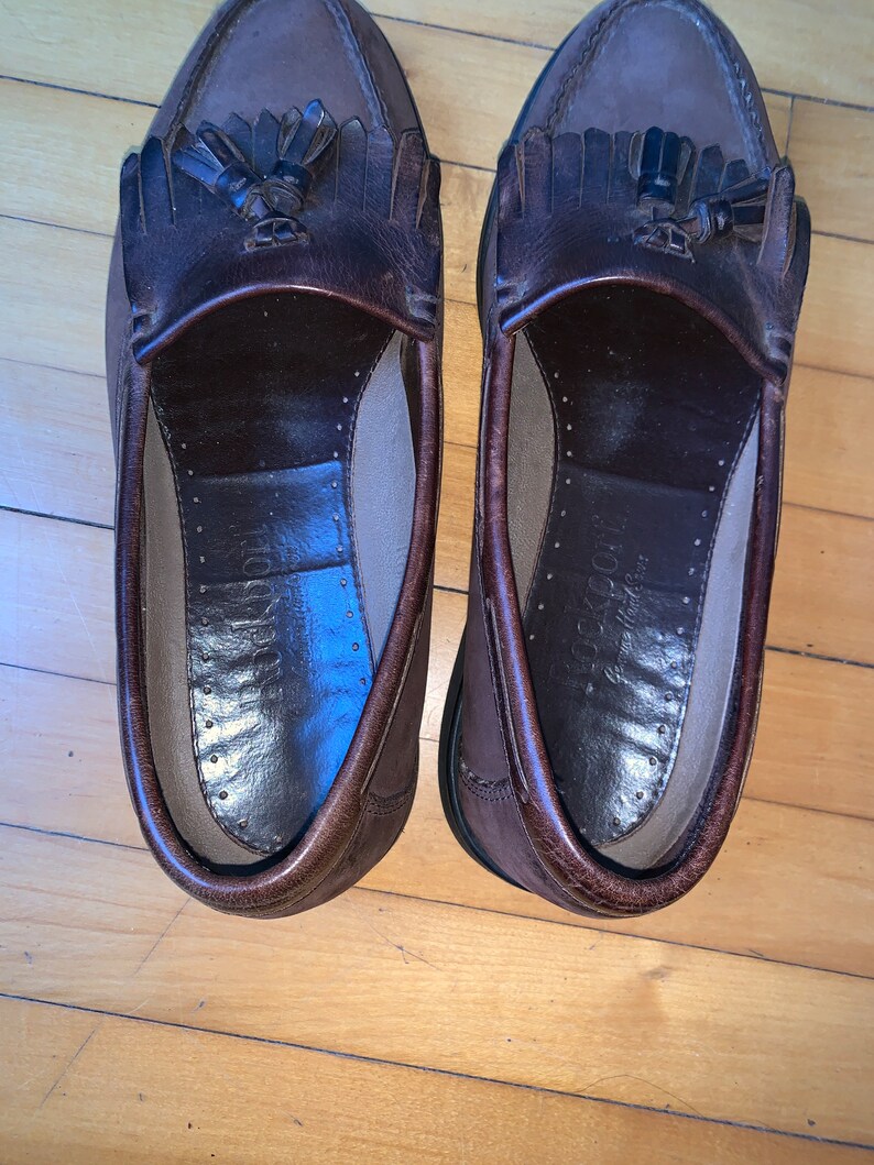 Peut inclure: Une paire de mocassins &agrave; franges en cuir marron. Les mocassins ont une semelle en cuir et un ajustement confortable.