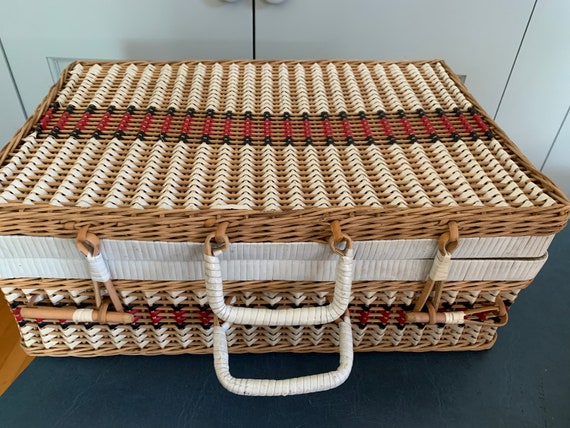 1960’s picnic basket with dishes, vintage rattan picn… - Gem