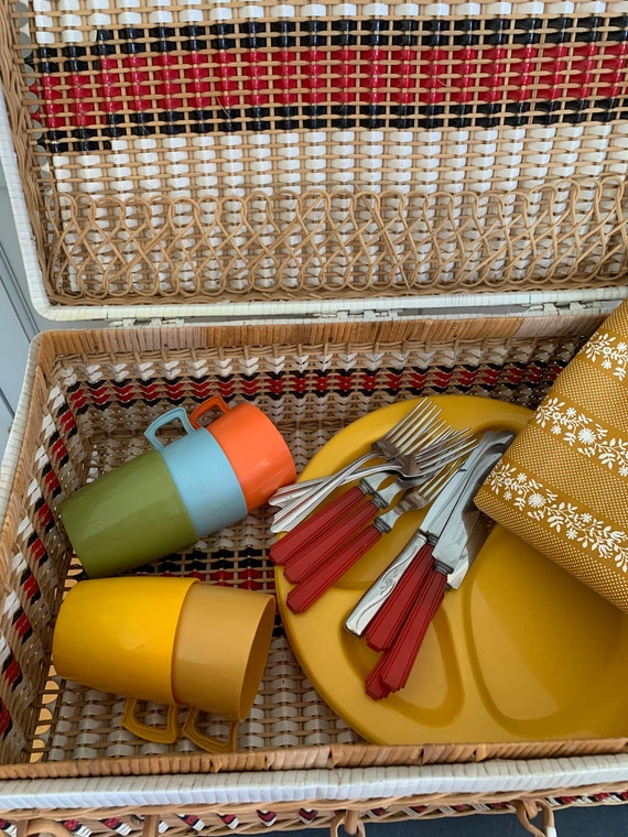 1960’s picnic basket with dishes, vintage rattan picn… - Gem