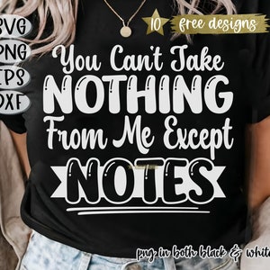 Puede incluir: Una camiseta negra con texto blanco que dice "You Can't Take NOTHING From Me Except NOTES". El texto está en una fuente en negrita y juguetona. La camiseta la lleva puesta una persona, pero no se ve la cara de la persona.