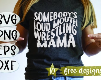 Może przedstawiać: Szara koszulka z białym napisem "Somebody's Loud Mouth Wrestling Mama". Koszulka jest trzymana przez osobę. Złota gwiazdka z napisem "10 free designs" znajduje się na dole obrazu.