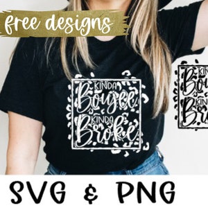 Może przedstawiać: Czarny T-shirt z białym nadrukiem, na którym widnieje napis "Kinda Boujee Kinda Broke" w ramce z nadrukiem w panterkę. Nadruk jest umieszczony centralnie na koszulce. Koszulkę nosi osoba z długimi blond włosami.