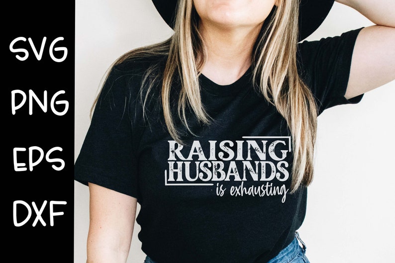 Puede incluir: Una camiseta negra con texto blanco que dice "Raising Husbands is exhausting".