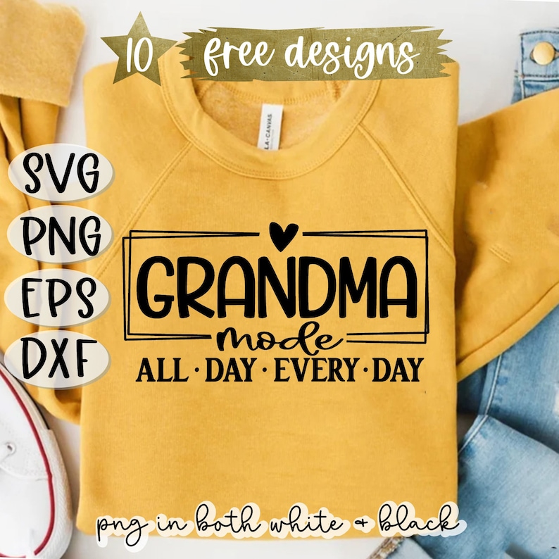 Puede incluir: Una sudadera amarilla con el texto "GRANDMA mode ALL DAY EVERY DAY" en letras negras dentro de un marco negro. Un peque&ntilde;o coraz&oacute;n est&aacute; por encima de la palabra "GRANDMA".