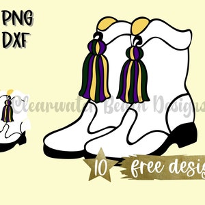 Puede incluir: Dos pares de botas blancas con suelas negras y borlas moradas, amarillas y verdes. Las botas están sobre un fondo amarillo claro con el texto "10 free designs" en dorado.