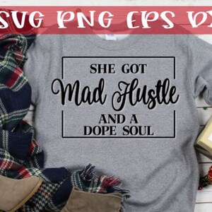 Puede incluir: Una sudadera gris con el texto "She got Mad Hustle and a Dope Soul" impreso en negro.